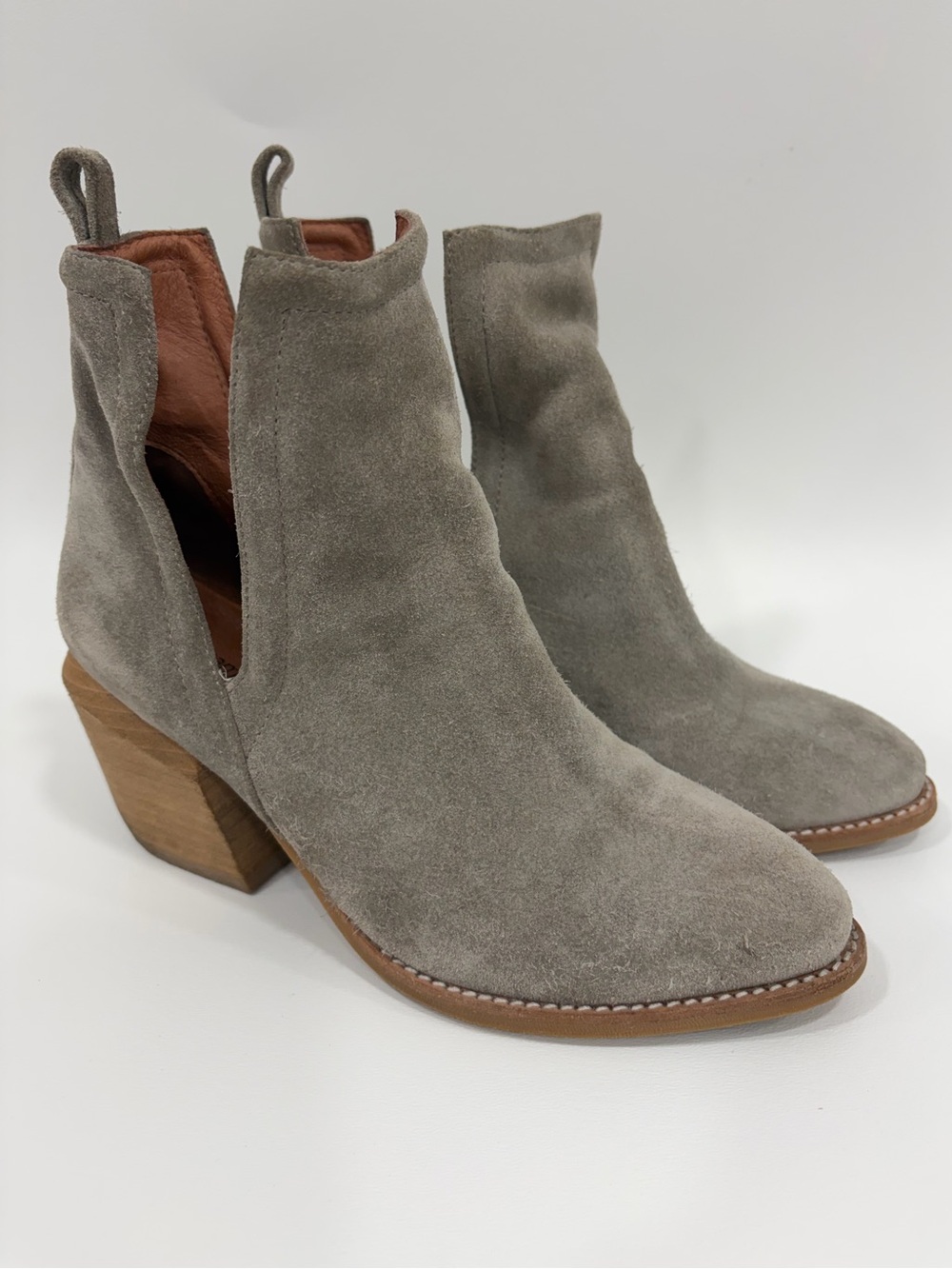 Jeffrey Campbell Slip-On Grey Suede
Western-Inspired Chunky Heel Ankle Boots